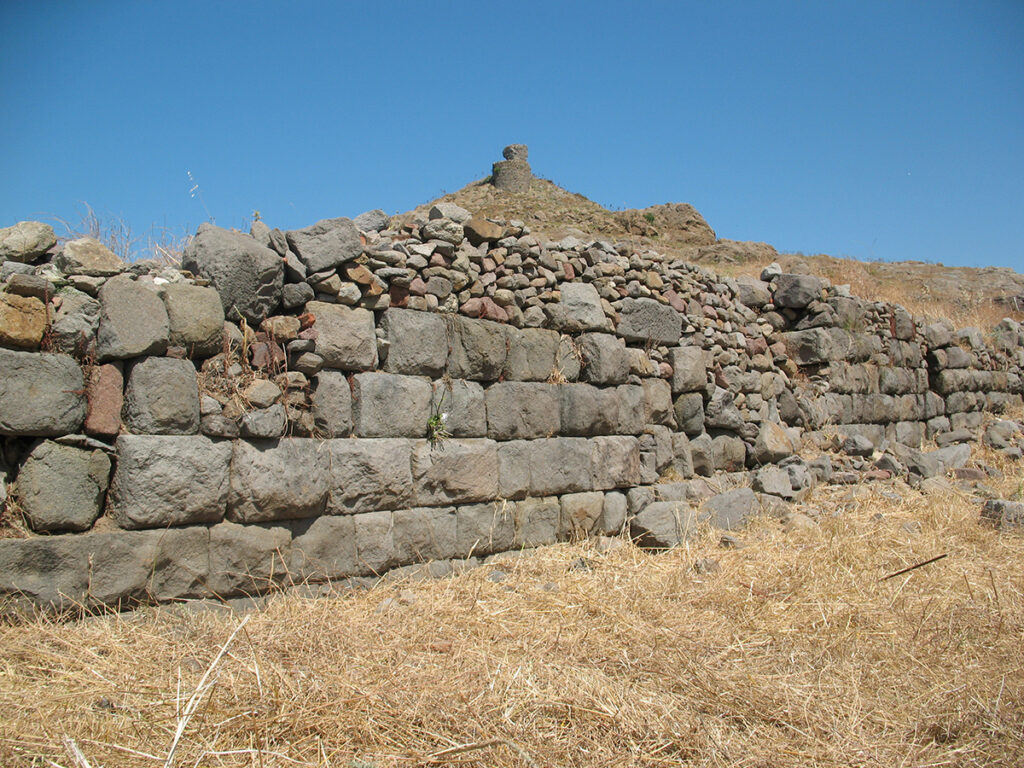 Πρόποδες Ακρόπολης Ερεσού. Ισόδομο τείχος. Στο βάθος η μεσαιωνική οχύρωση.