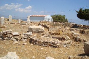 Λείψανα μικρού αρχαίου ναού στην κορυφή του ακρωτηρίου του Αγίου Φωκά.