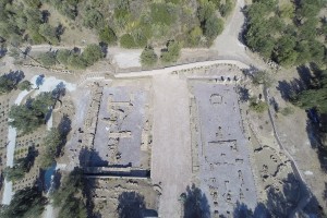 Εναέρια λήψη κάτοψης αρχαιολογικού χώρου του αιολικού ιερού Κλοπεδής (Ναπαίου Απόλλωνος).