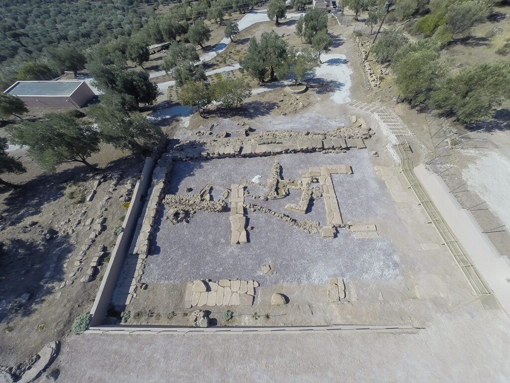Εναέρια λήψη αρχαιολογικού χώρου του αιολικού ιερού Κλοπεδής (Ναπαίου Απόλλωνος).