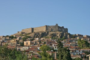 Η νότιο-ανατολική γωνία του Μεσαιωνικού Κάστρου της Μήθυμνας στην κορυφή του λόφου. Το χωριό απλώνεται αμφιθεατρικά στα πόδια του.