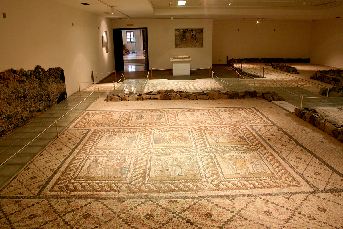 Ψηφιδωτό δάπεδο από το triclinium που εκτίθεται στο Αρχαιολογικό Μουσείο Μυτιλήνης