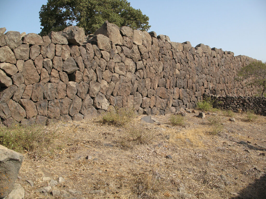 Άποψη αναλημματικού τοίχου αρχαϊκών χρόνων.