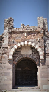 Η κεντρική πύλη του Κάστρου στα ανατολικά, η οποία κοσμείται με οξυκόρυφο τόξο από εναλλασσόμενους ερυθρούς και λευκούς λίθους.
