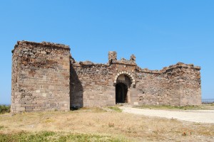 Άποψη του Κάστρου από τα ανατολικά. Διακρίνεται η κεντρική πύλη, η οποία προστατεύεται από καταχύστρα που βρίσκεται στο θολωτό τμήμα πάνω από την είσοδο και στην άκρη τετράγωνοι οχυρωματικοί πύργοι.