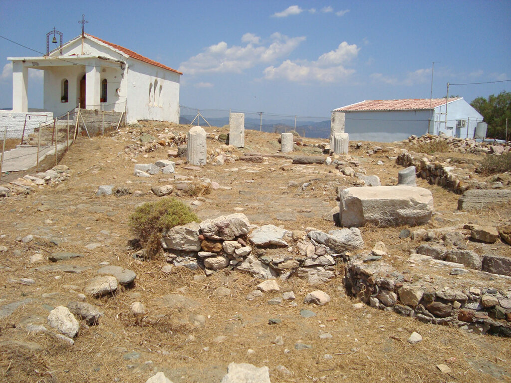 Λείψανα μικρού αρχαίου ναού στην κορυφή του ακρωτηρίου του Αγίου Φωκά.